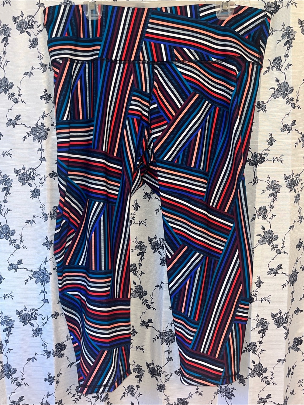 Old Navy Active Criss Cross Stripes Crop Leggings - Picture 1 of 5